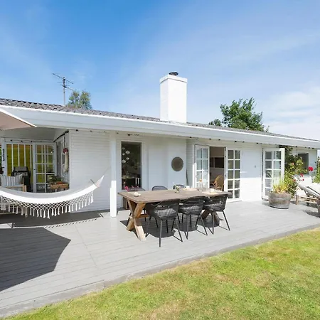 Дом отдыха Lovely In With Wifi *